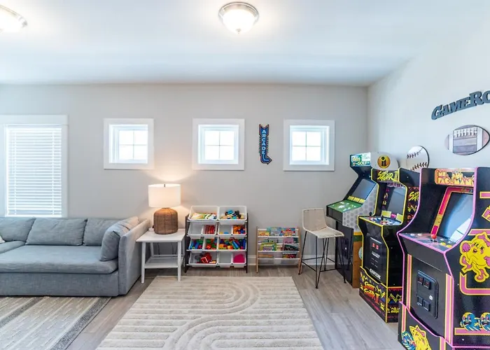 ~Spacious Home Near Beach W/ Game Room And Community Pool~